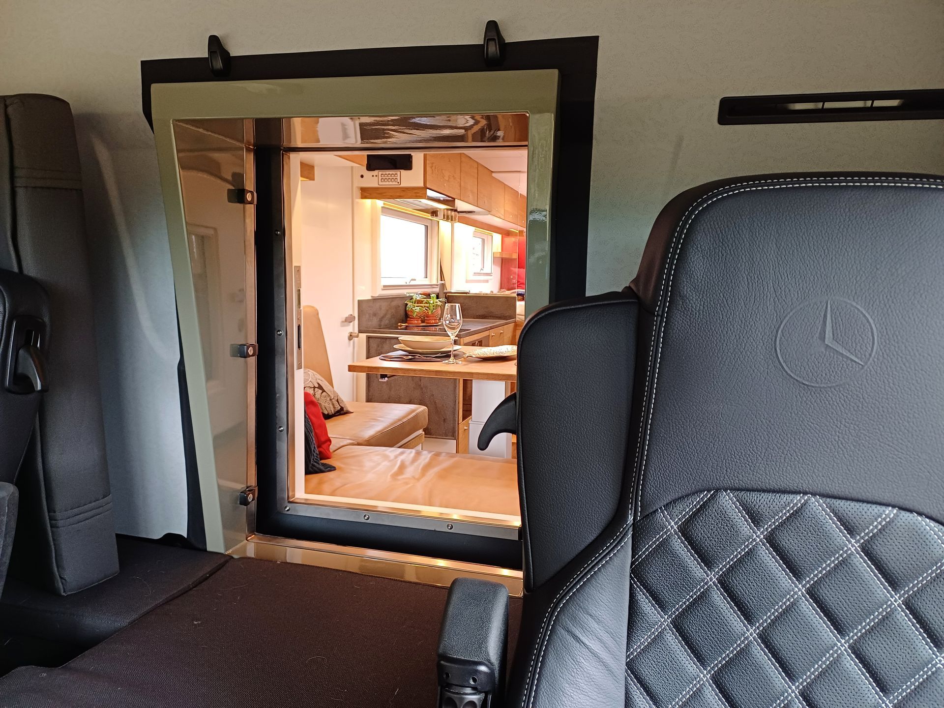 Auslieferung Mercedes Arocs 4x4 mit 5,9m Wohnkabine