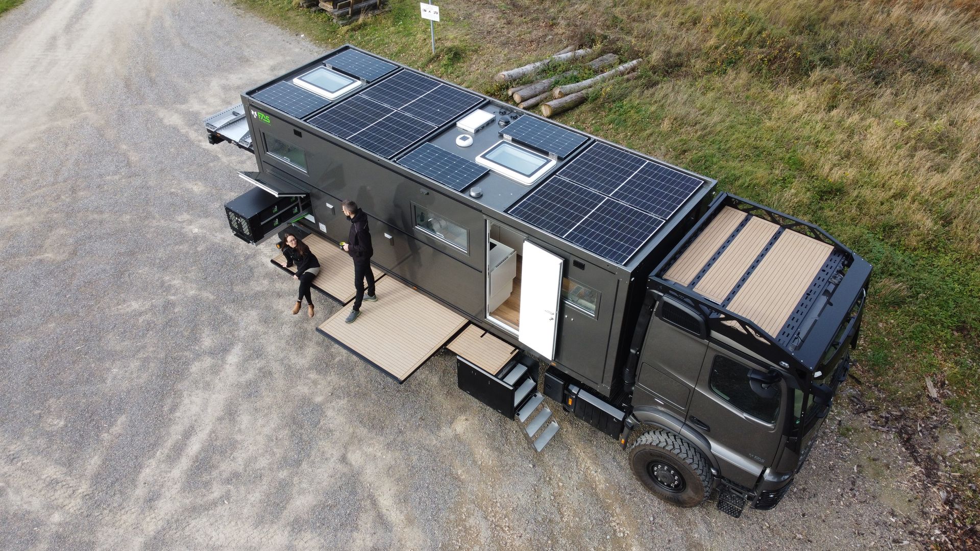 Auslieferung Komplettfahrzeug auf Mercedes Arocs 6x6 mit 7,3m Wohnkabine