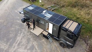 Auslieferung Komplettfahrzeug auf Mercedes Arocs 6x6 mit 7,3m Wohnkabine