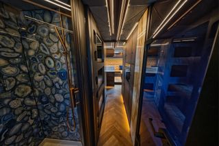 Corian-Dusche mit GROHE-Armatur