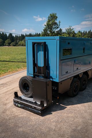 Elektrische Außentreppe ausgeklappt