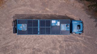 Dachaufbau mit Solarmodulen und Dachluken